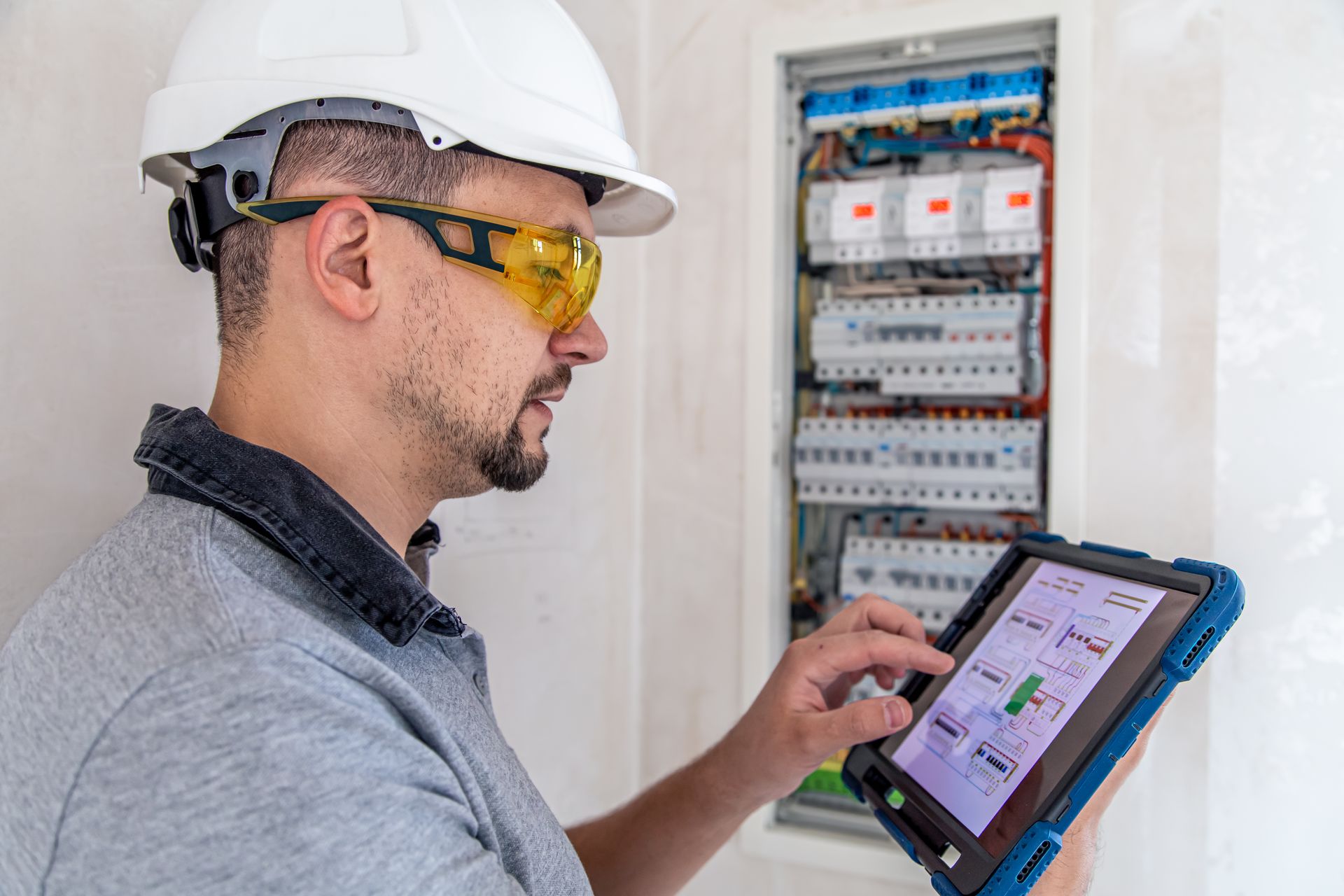 Ingeniero supervisando la producción con Odoo en planta industrial